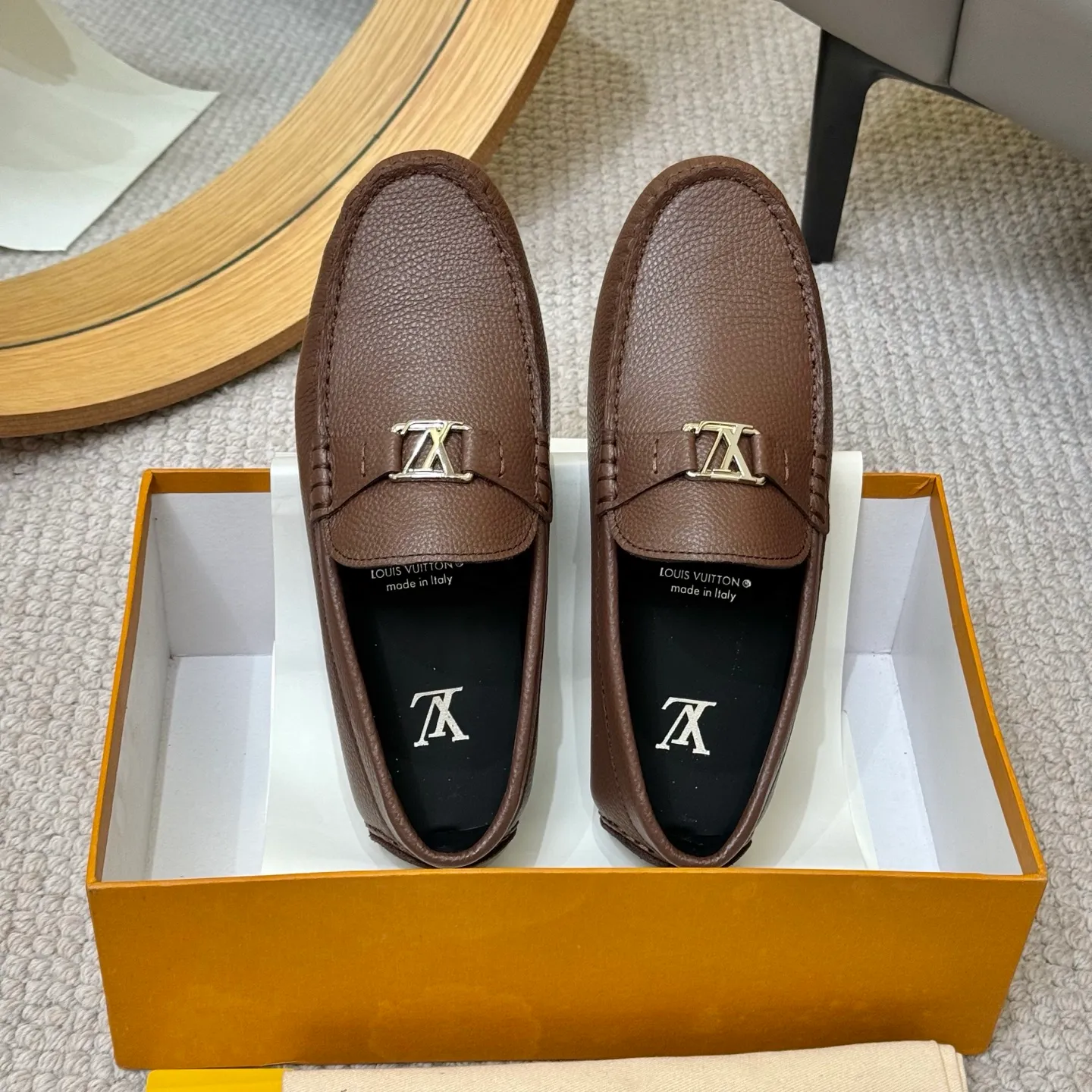 Men's men's shoes 💰420 (Yangli) LV 2⃣️0⃣️2⃣️5️⃣Spring and summer counter GLORIA series models ✈️Original factory special leather production, original last type. A classic driving slip-on casual shoe that shows an elegant style with exquisite craftsmanship details such as Monogram embossing all over the upper🌀Italian imported calfskin fabric Sheepskin foot pads➕Inside～Private mold replica sole Unique style Comfortable driving slip-on Size: 4-12 (38-46) Comes with [Counter packaging: original box, wrapping paper, card, instruction manual, shoehorn, cloth bag] No pressure to enter and leave the counter!